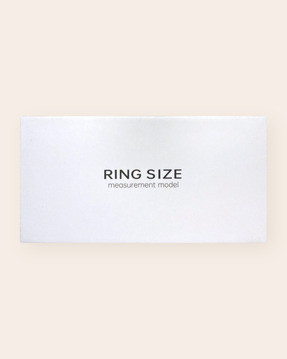 Geschlossene weiße Box des LUNORA Größen-Sets mit der Aufschrift Ring Size measurement model