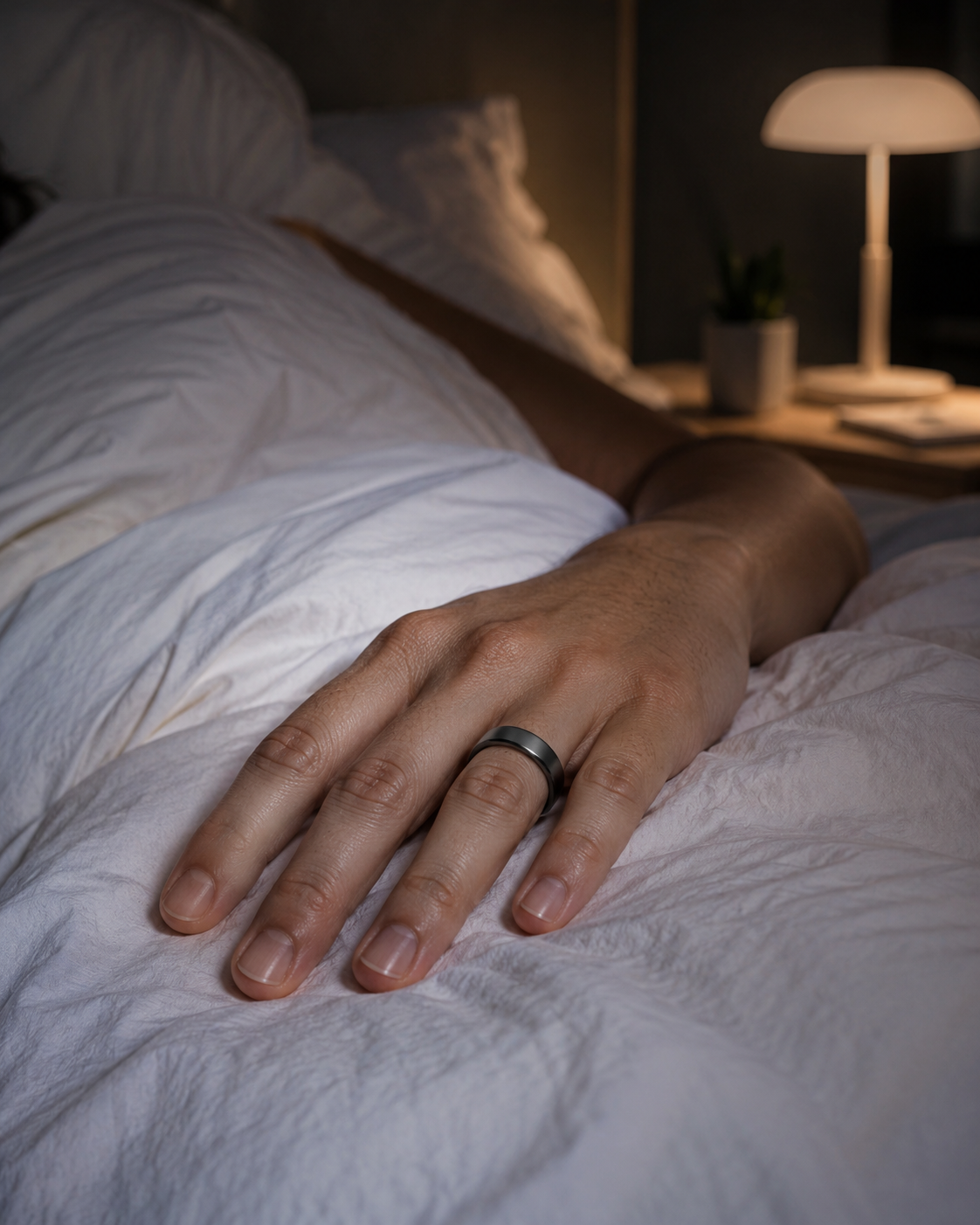 LUNORA Smart Ring an einer Hand in einer ruhigen Abendsituation